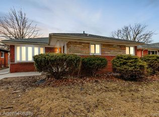 21631 Cloverlawn St, Oak Park, MI 48237