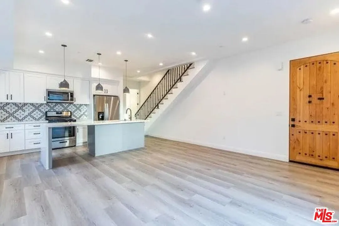 3 bed, 3.0 bath, 1800 sqft, $4,999 — Photo 2
