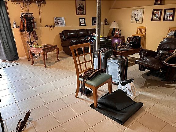 4th image of 15907 Meadow Ln