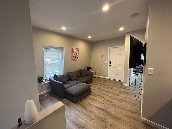 5th image of 156 Carpenter St Floor 1