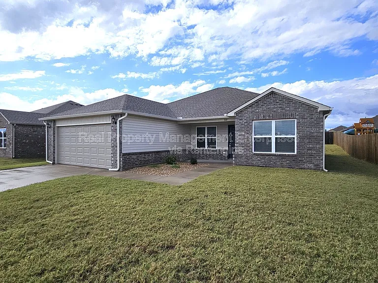 319 Waterside Dr — Photo 1
