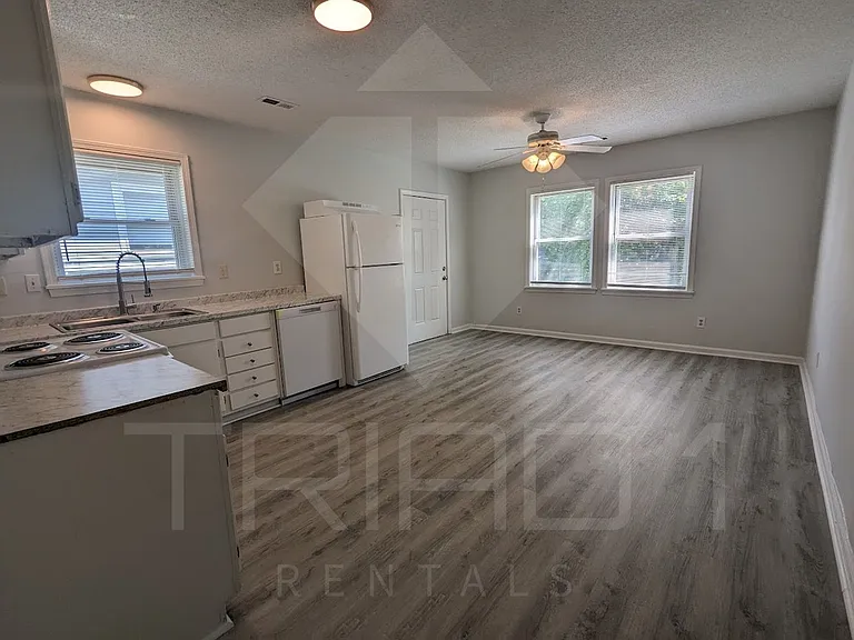 1001 E Bragg St — Photo 13