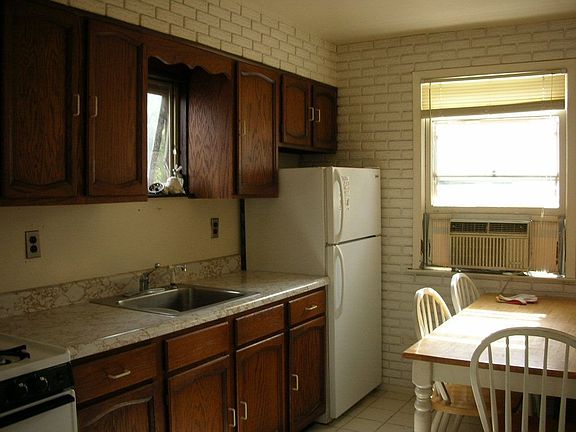 eat-in kitchen
