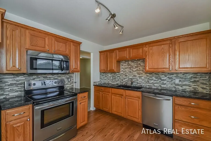 Charming 4 Bedroom 2 Bathroom Home With Basement! Free 55" Tv If Moved In By 9/15! — Photo 4