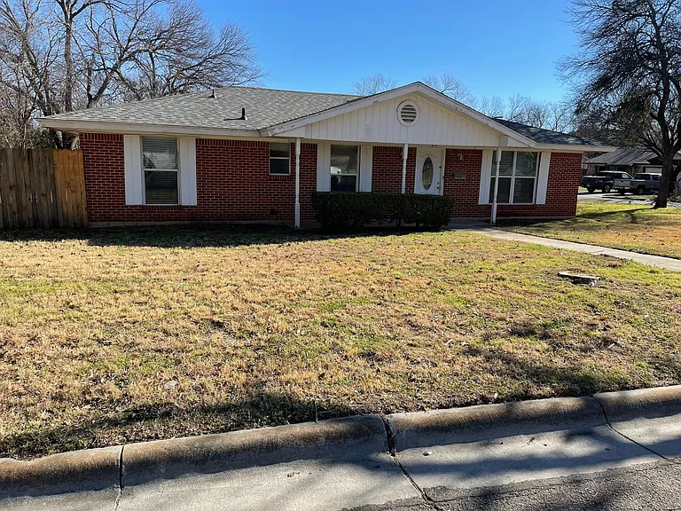 109 SW Cindy Ln — Photo 1