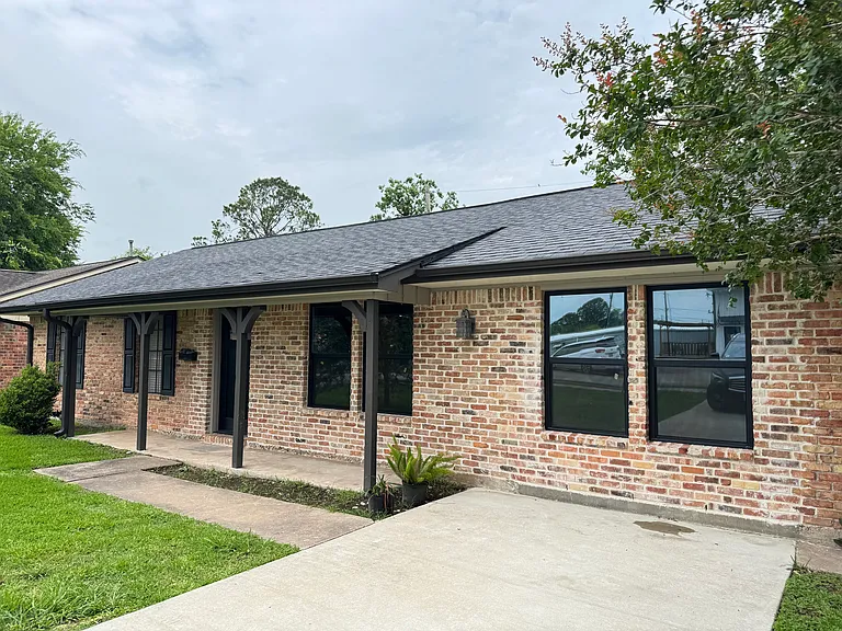 2318 N Austin Ave — Photo 1