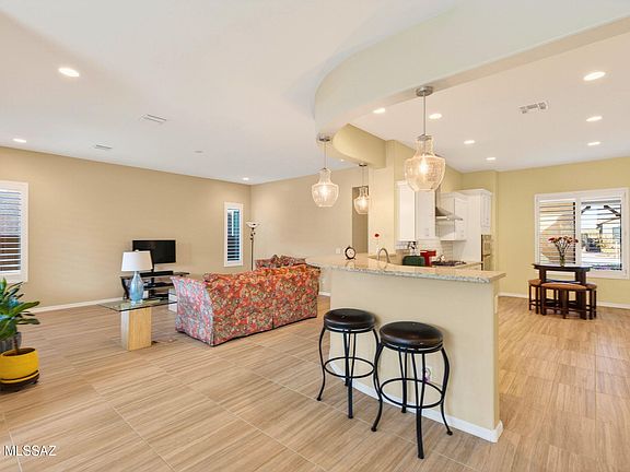 2nd image of 732 E Romsdalen Rd