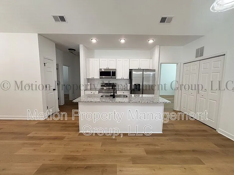 1121 Wilmington Ave — Photo 3