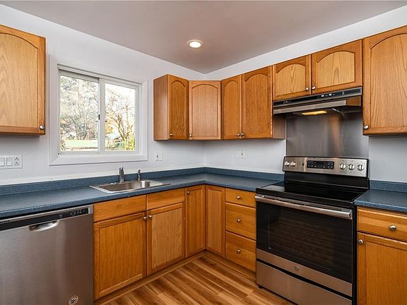 5th image of 9 Patricia Ln