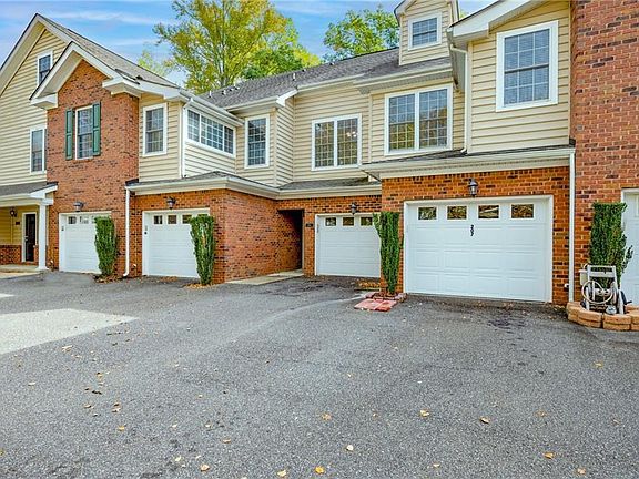 3rd image of 204 Lakeview Cv