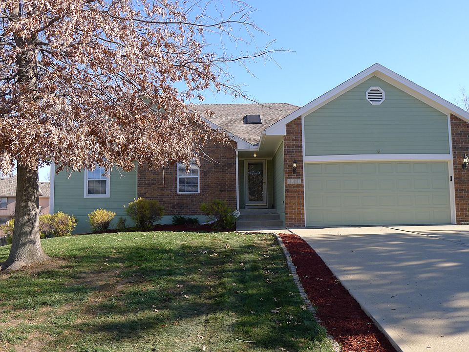 2nd image of 1017 SE Country Ln