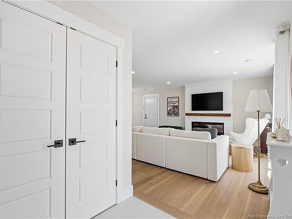 4th image of 19 Le Guerne Ct