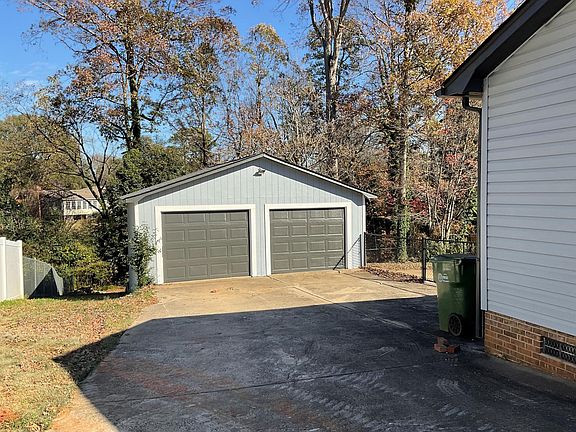 3rd image of 205 Auten Cir