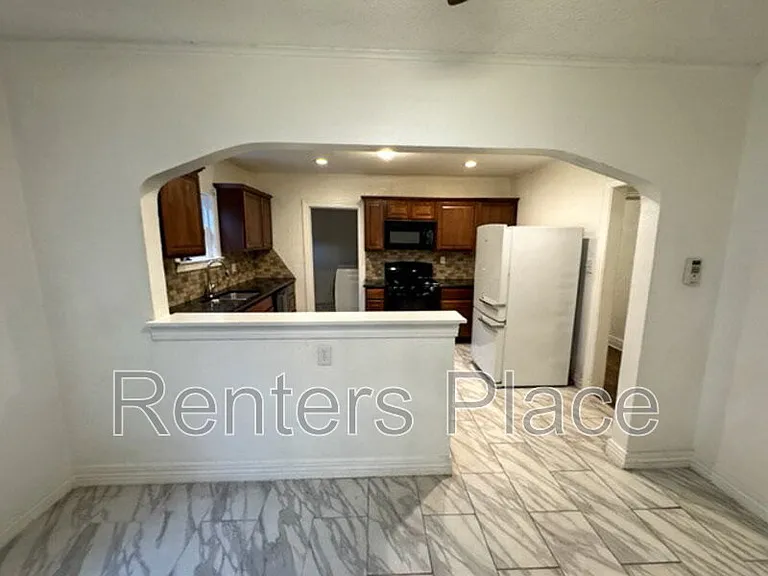 2233 N Denver Blvd — Photo 7