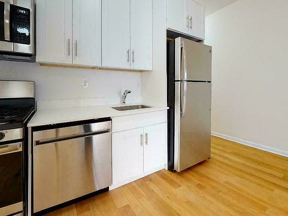 3rd image of 656 W 204th St #52