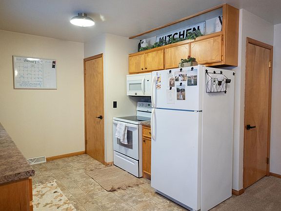 4th image of 208 E 2nd St