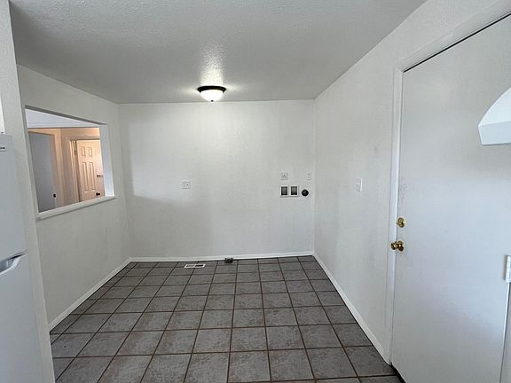 Eat-In Kitchen Area & W/D Hookups