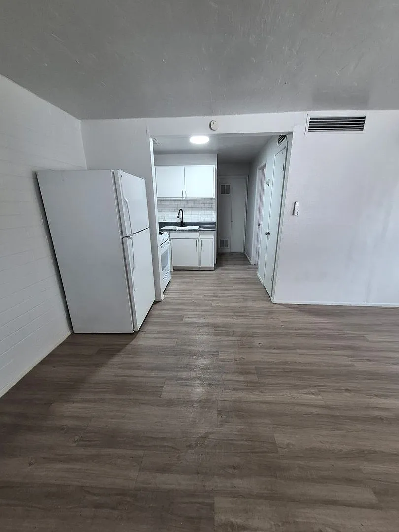 Alvernon Apartments — Photo 2