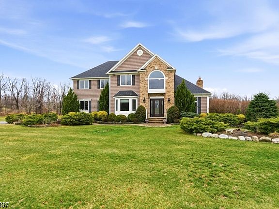 2nd image of 8 Spring Hunter Ct