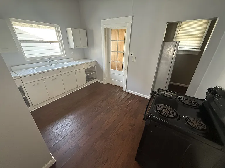 761 E Iowa St — Photo 3