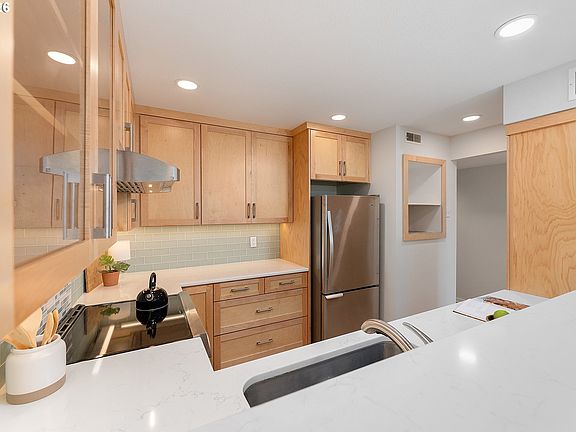 5th image of 1320 SW Hall St APT 202