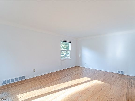 4th image of 1188 S Green Rd
