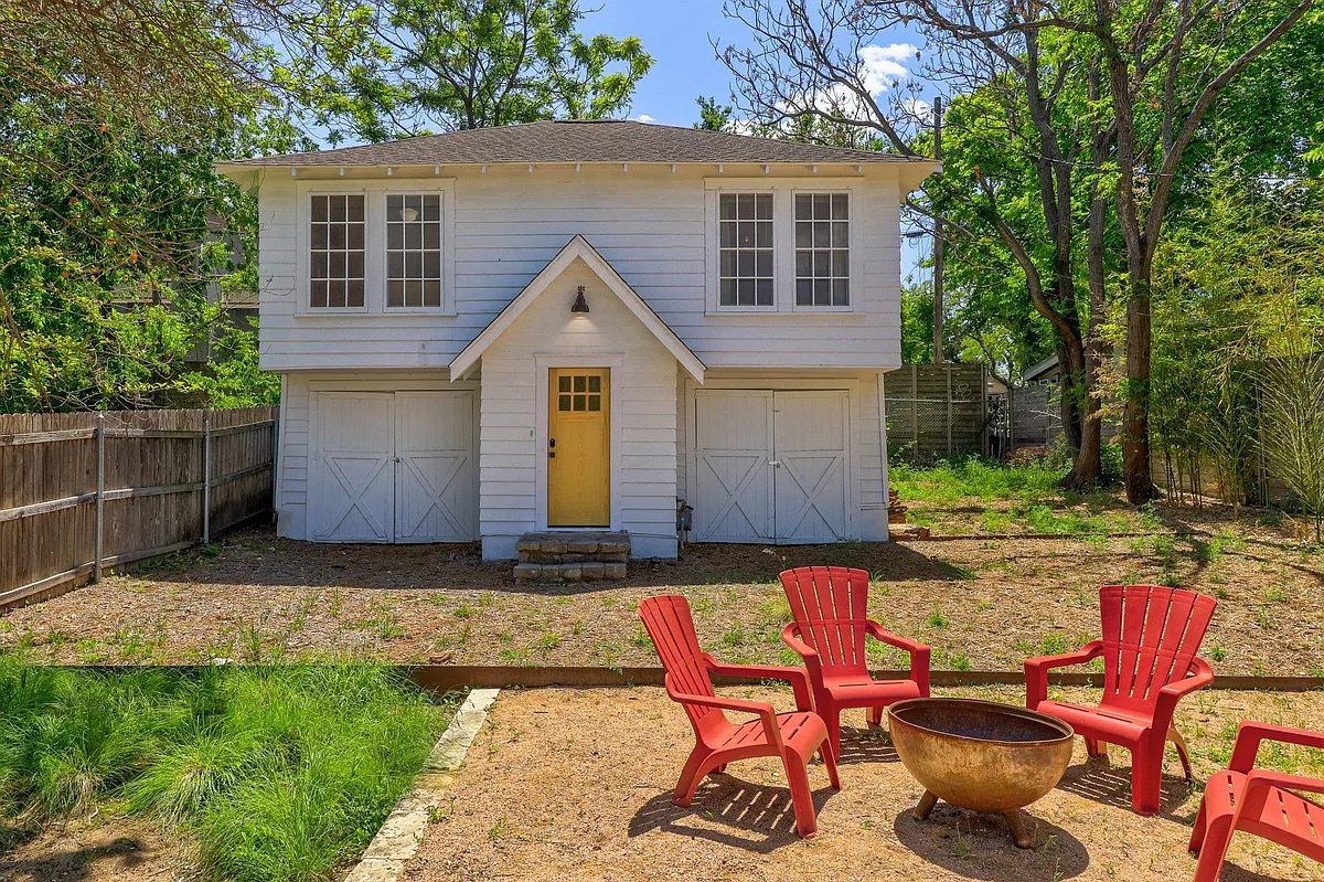 Photo 1 of 23 - 305 Lockhart Dr #B - Austin, TX Primary Photo - 305 Lockhart Dr #B
