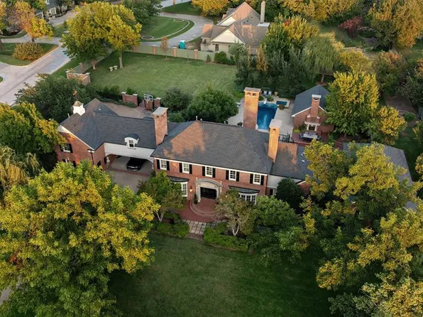 7304 Nichols Rd, Nichols Hills, OK 73120