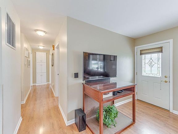 4th image of 81 Sweetbriar Ct