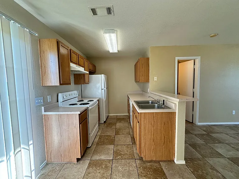 5910 Greengate — Photo 8