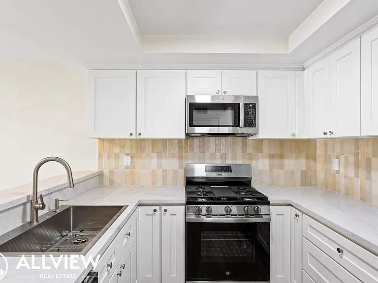 2418 Huntington Street — Photo 14