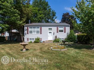 19 Rosewood St, Central Islip, NY 11722