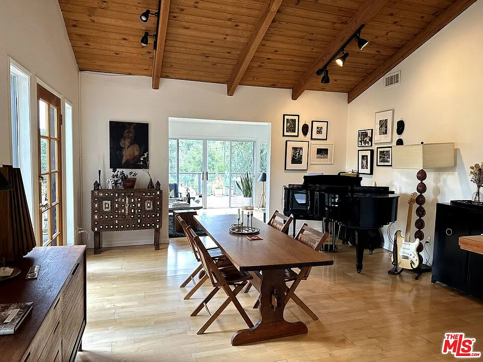 2 bed, 1.0 bath, 975 sqft, $6,500 — Photo 4