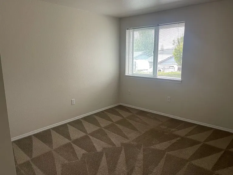 167-Triple Crown Apts — Photo 15