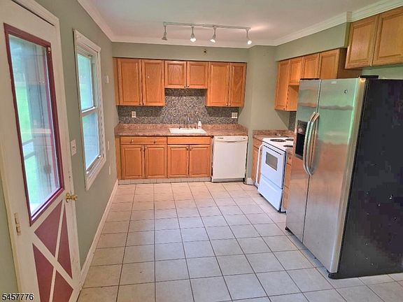 2nd image of 7 Jeanette Ln