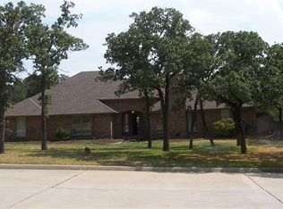 702 Shady Creek Dr, Kennedale, TX 76060