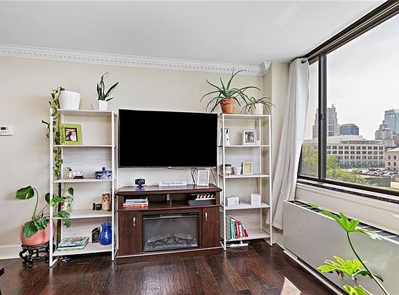 3rd image of 700 E 8th St #11e & 11f