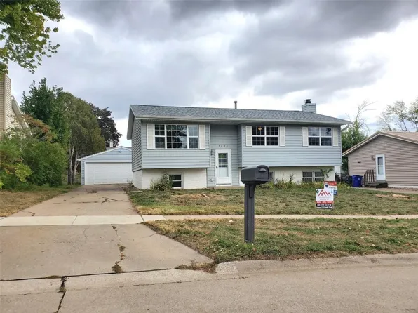 1625 Woodside Ct NW, Cedar Rapids, IA 52405