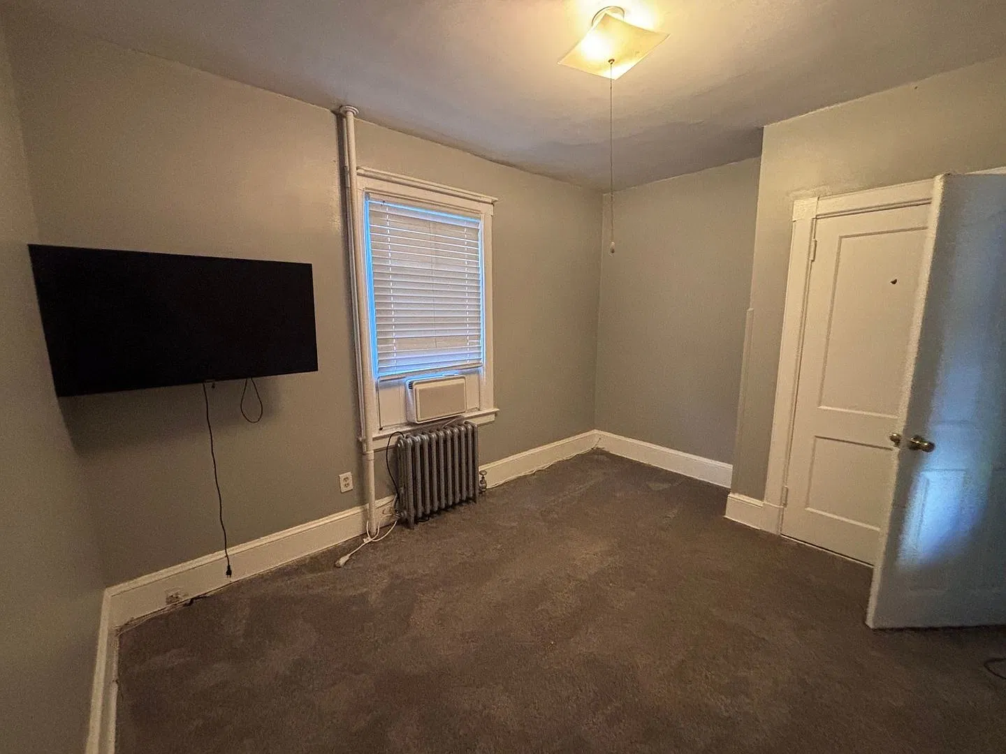 Spacious 2 Bed, 1 Bath Apartment with Classic Character & Modern Updates Pet Friendly! — Photo 4