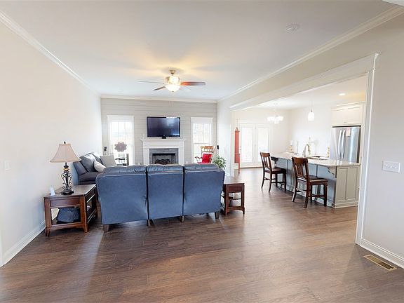 2nd image of 632 Montrose Ct