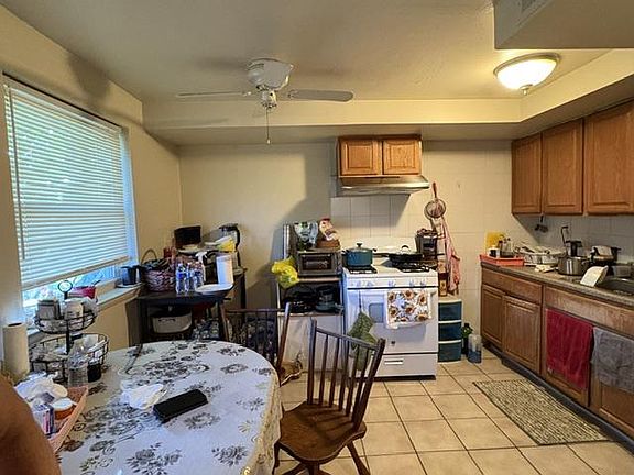4th image of 523 Foster St
