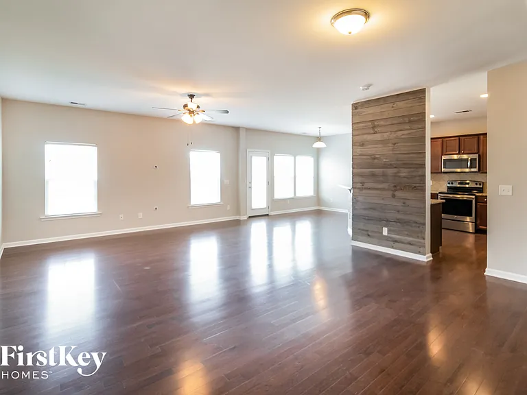 208 Longford Dr — Photo 3
