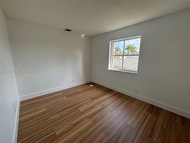 1653 Winterberry Ln — Photo 9
