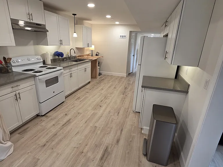 Kitchen, other view.