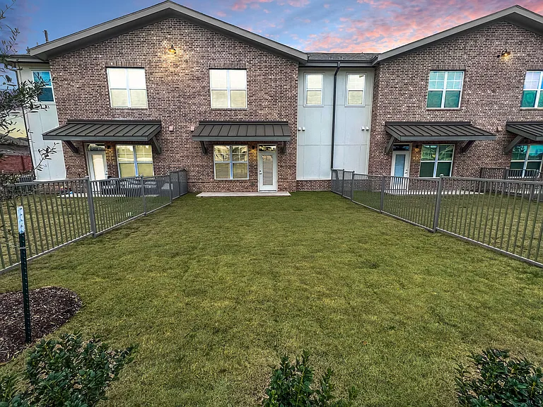 Lenox Sienna | Apartments & Townhomes — Photo 26