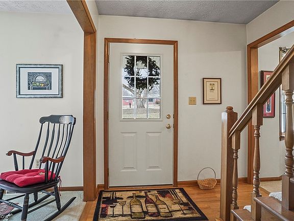 5th image of 1062 Hillcrest Dr