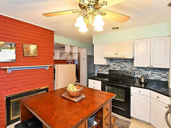 3rd image of 28 Arbor Ln