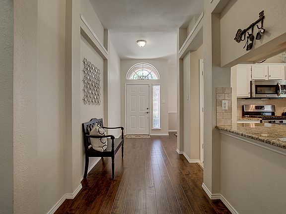 4th image of 938 Silverstone Dr