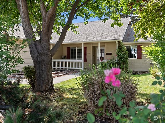 2nd image of 47 NE Mulberry Court