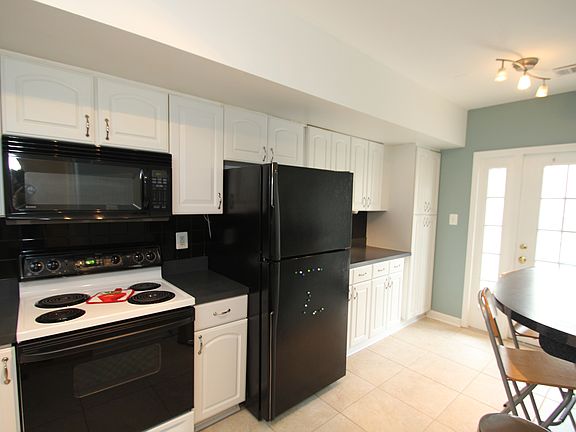 Updated eat-in kitchen